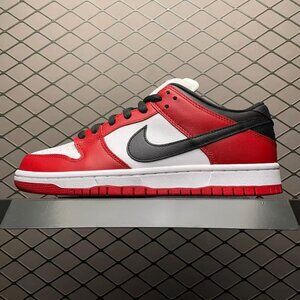 The Nike Dunk Craze: Classic Returns, Trend Endures